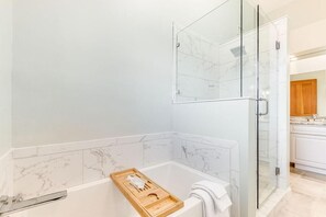 Badekar, hårføner og håndklær