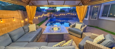 Una piscina al aire libre