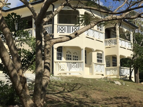 Beautiful, tranquil Home. 8 minutes from the International Airport