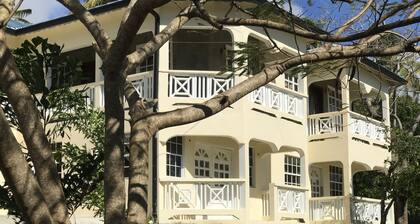 Beautiful, tranquil Home. 8 minutes from the International Airport