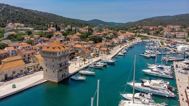A coastal town with a marina filled with boats, historic buildings, and a prominent tower. - Villa Little Paradise with a private pool, 4 bedrooms, 2 living areas, 3km from the beach in Marina (Marina)