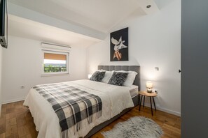 4 bedrooms, iron/ironing board, WiFi, bed sheets