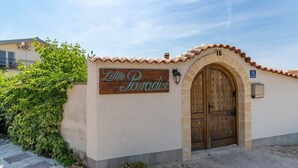A building with a sign reading "Little Paradise" and a large wooden door. - Villa Little Paradise with a private pool, 4 bedrooms, 2 living areas, 3km from the beach in Marina (Marina)