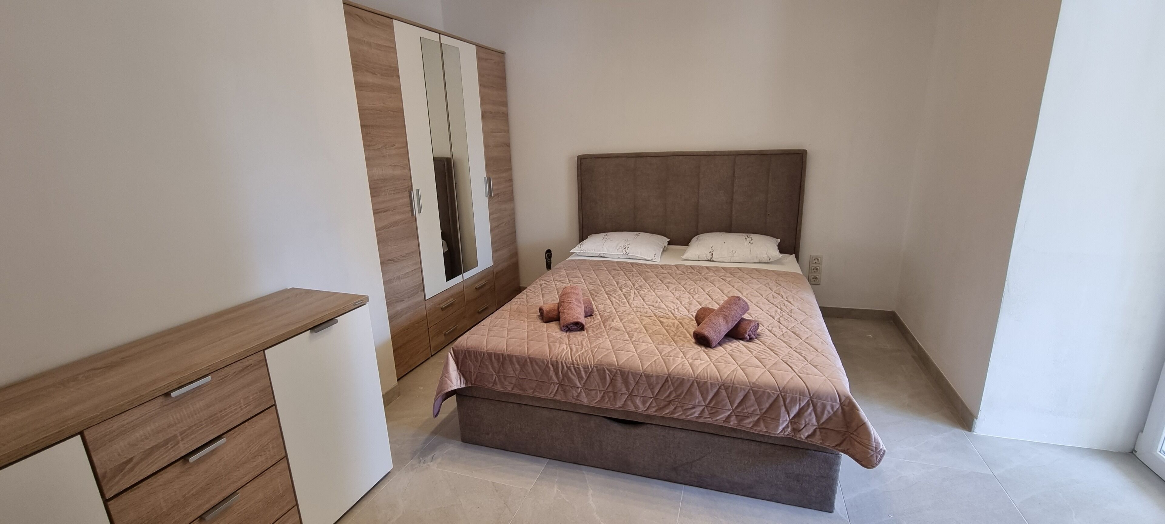  Bett im Schlafzimmer mit 30cm dickem Yogi