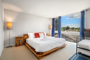 3 bedrooms, desk, free WiFi, bed sheets - Perch - Indo Haven: Home w/rooftop view of the water/city/Mt.Rainier (Seattle)