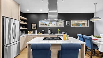 Een koelkast, een magnetron, een oven, een kookplaat