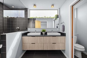 Baignoire, sèche-cheveux, serviettes fournies