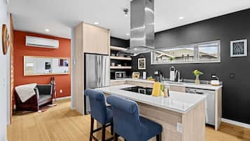 Kjøleskap, mikrobølgeovn, ovn og kokeplater