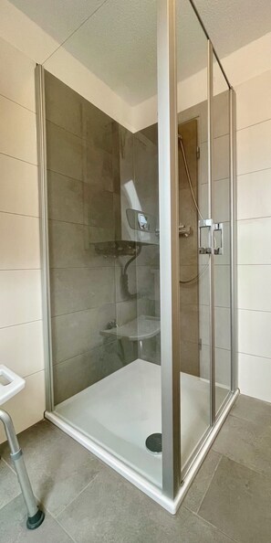 Shower, hair dryer - Vacation home in Nessmersiel, quiet location, close to the dyke (Dornum)
