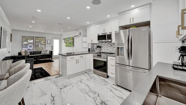 Unclassified image, 1 of 31, button - Luxury 3 bedroom/2 Bathroom Smart home, Las Olas, Fort Lauderdale FL (Fort lauderdale)