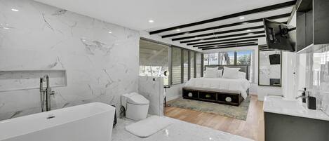 Tina, bidet, toallas, shampoo