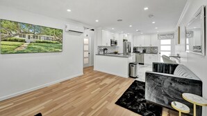 Unclassified image, 4 of 31, button - Luxury 3 bedroom/2 Bathroom Smart home, Las Olas, Fort Lauderdale FL (Fort lauderdale)