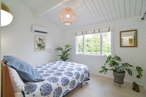 2 bedrooms, WiFi, bed sheets - Scandinavian Cottage by the Sea - Close Walk to Ferry and Town (Bainbridge Island)