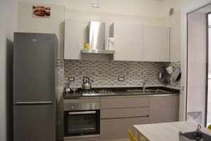 Frigorifero, forno, piano cottura, macchina per tè/caffè