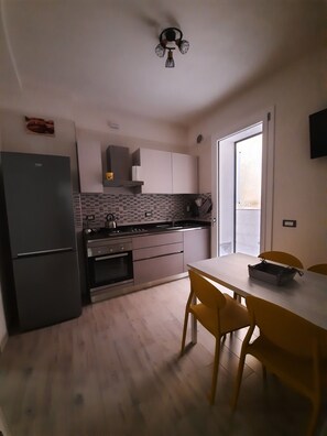 Fridge, oven, stovetop, coffee/tea maker