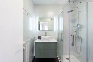 Shower, hair dryer, towels