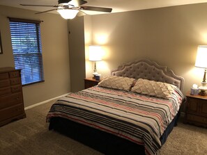 2 chambres, bureau, fer et planche à repasser, lit parapluie