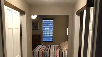 2 間睡房、書桌、熨斗/熨衫板、可攜式嬰兒床