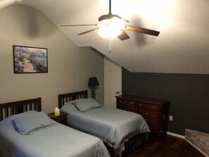 3 slaapkamers, een bureau, een strijkplank/strijkijzer, reisbedje