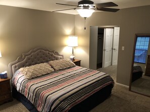 3 Schlafzimmer, Schreibtisch, Bügeleisen/Bügelbrett, Reisekinderbett
