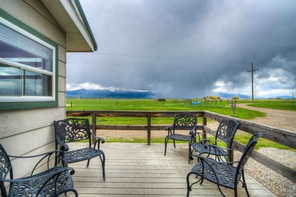 Terrace/patio - Ranch Guest House with Mountain Views (Belgrade)