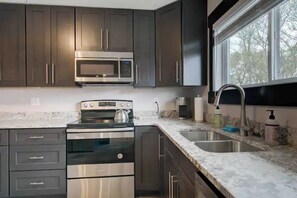 Fridge, microwave, oven, stovetop - Ranch Guest House with Mountain Views (Belgrade)