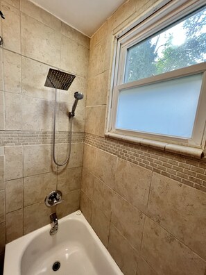 Ensemble douche/baignoire, sèche-cheveux, serviettes fournies, savon