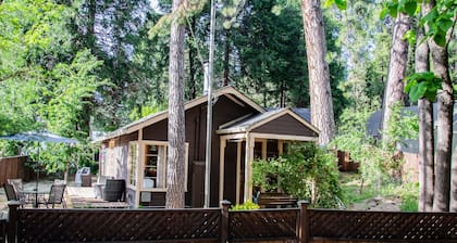 Hummingbird House-Step Into History with Comfort and Charm! Walk to downtown!
