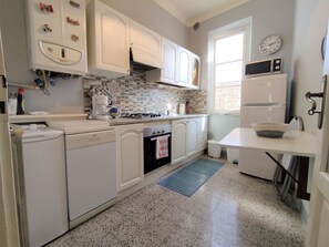 Een koelkast, een magnetron, een oven, een kookplaat