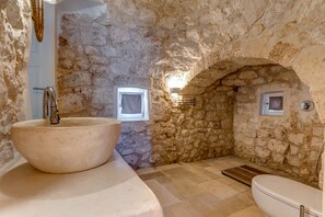 Dusche, Haartrockner, Handtücher, Toilettenpapier