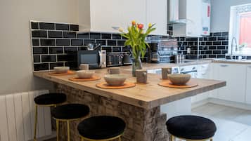 Geladeira, micro-ondas, fogão, cooktop