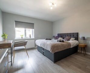 2 bedrooms, iron/ironing board, free WiFi, bed sheets - Wonderful Townhouse with BBQ Backyard (Great Yarmouth)