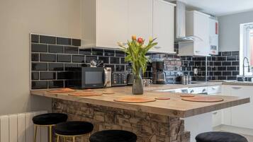 Réfrigérateur, four à micro-ondes, un four, surface de cuisson