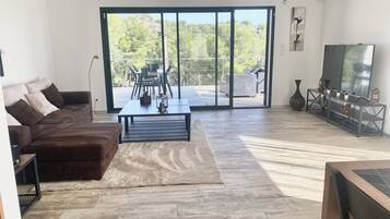 Smart-tv, boeken, een filmbibliotheek en een stereo