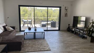 Smart-tv, boeken, een filmbibliotheek en een stereo