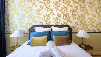 1 habitación, tabla de planchar con plancha y cuna de viaje