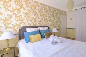 1 habitación, tabla de planchar con plancha y cuna de viaje 