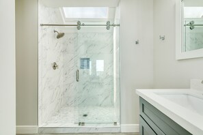 Towels, soap, shampoo, toilet paper - 2nd row Gulf Views w/ Large Deck, Open Living, Private Bedrooms - Cool & Coastal (Galveston)