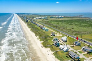 Beach nearby - 2nd row Gulf Views w/ Large Deck, Open Living, Private Bedrooms - Cool & Coastal (Galveston)