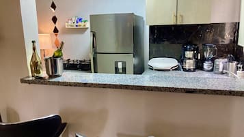 Kühlschrank, Ofen, Herdplatte, Wasserkocher mit Kaffee-/Teezubehör