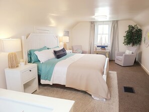 3 habitaciones, escritorio y tabla de planchar con plancha 