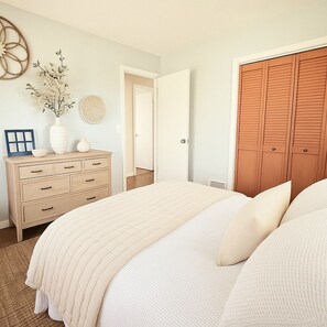 3 bedrooms, desk, iron/ironing board, travel crib