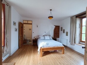 4 Schlafzimmer, Schreibtisch, Bügeleisen/Bügelbrett, WLAN