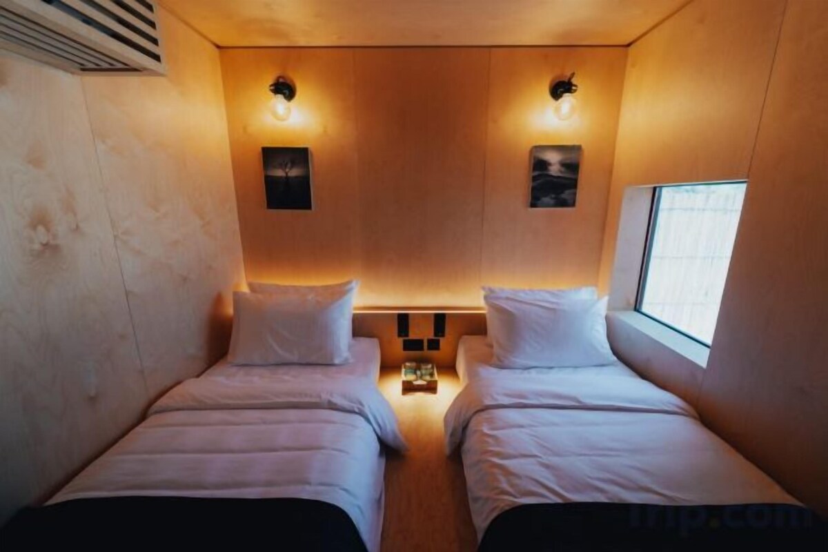 Minibar với thức ăn, đồ uống miễn phí, két bảo mật tại phòng 