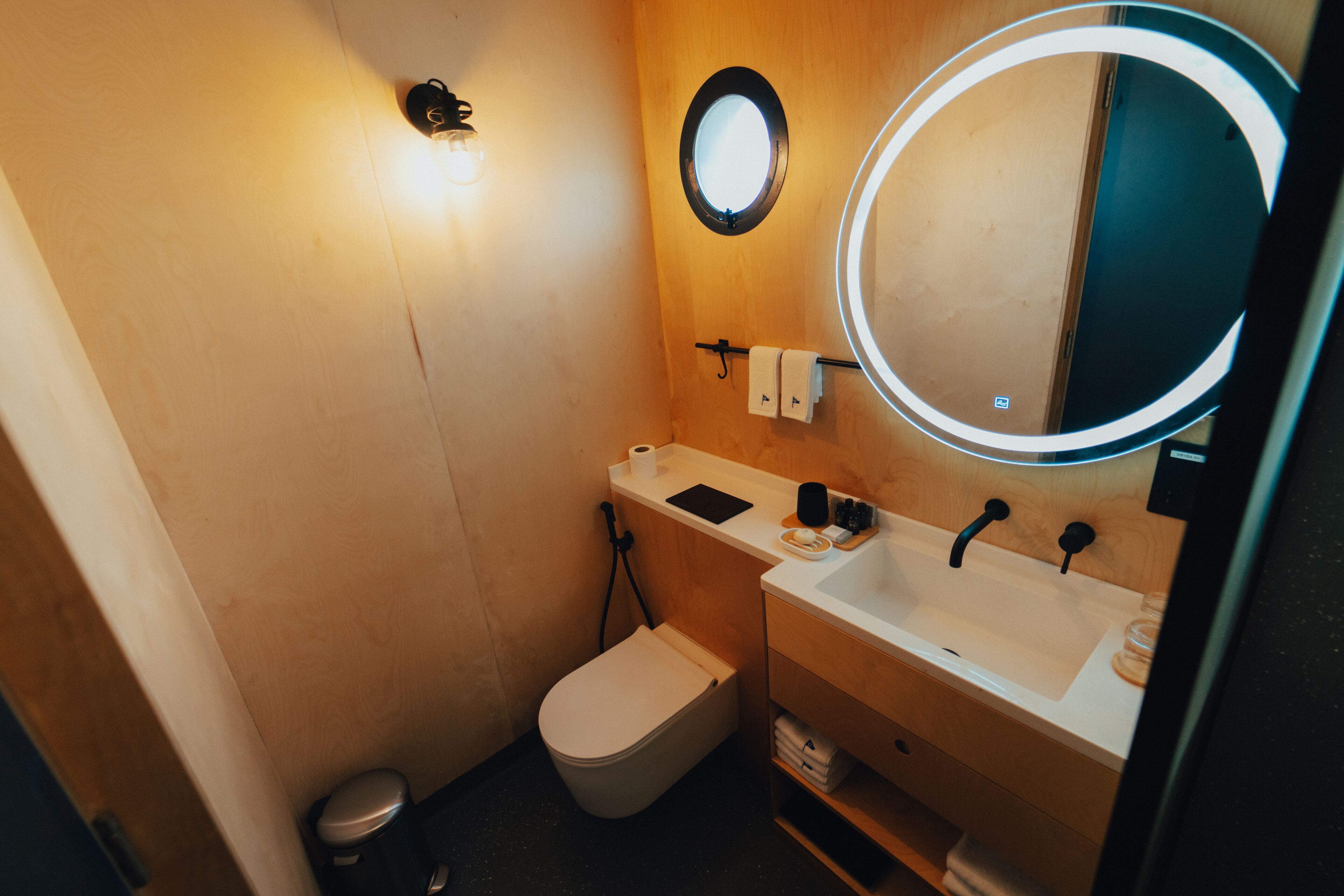 Un baño pequeño con inodoro, lavabo y espejo.