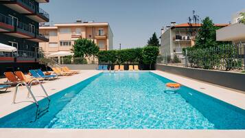 Kolam renang terbuka bermusim, payung kolam, kerusi lepak pantai