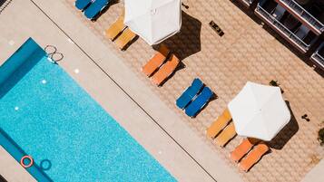 Kolam renang terbuka bermusim, payung kolam, kerusi lepak pantai