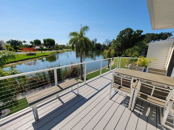 Outdoor dining - Indian Bayou Lake House 2 - Lakeside Oasis (Fort Myers Beach)