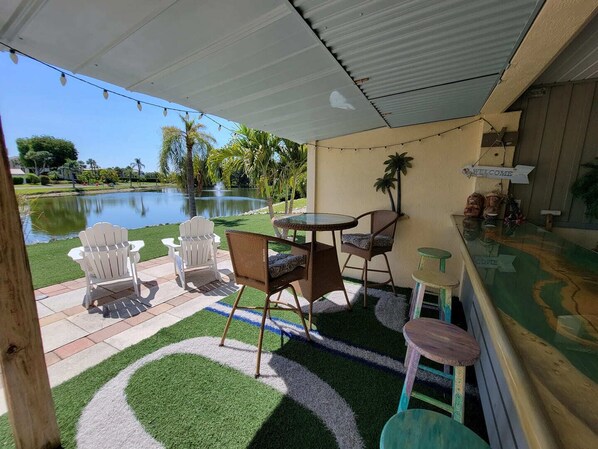 Outdoor dining - Indian Bayou Lake House 1 - Lakeside Oasis (Fort Myers Beach)