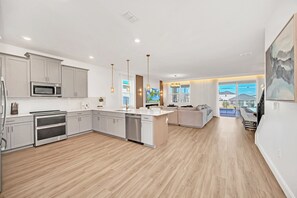 Frigorifero, microonde, forno, piano cottura